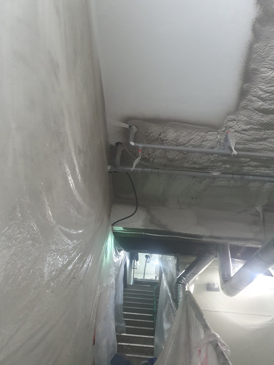 계단으로 이어지는 좁은 지하 통로 천장 뿜칠 작업
