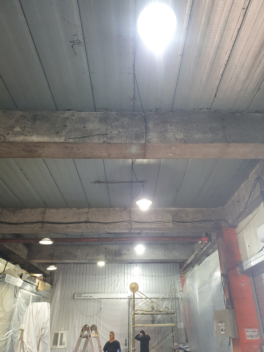 목재 보와 철판 지붕이 드러난 창고 천장, 단열 전